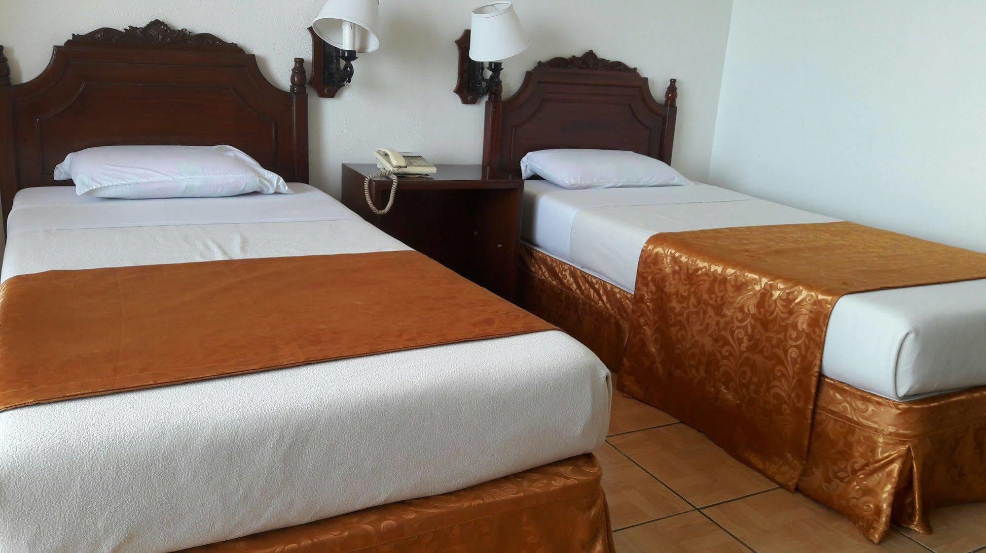 Don Felipe Hotel Ormoc Buitenkant foto